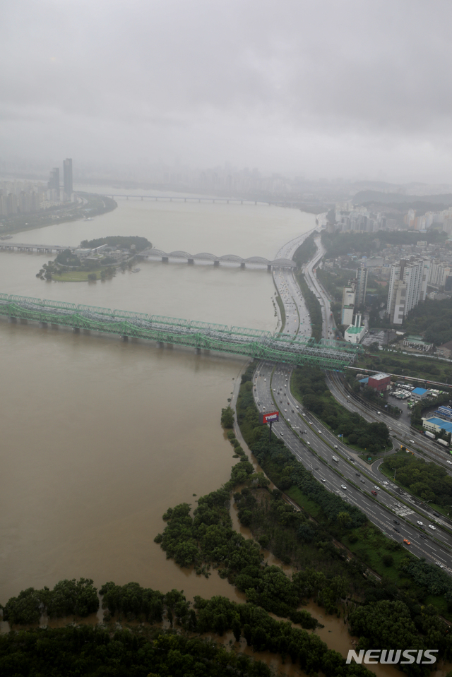 [서울=뉴시스] 조수정 기자 = 서울 호우 경보가 발효된 지난 9일 서울 영등포구 여의도동 63아트에서 내려다보이는 올림픽대로 등 주요 도로에서 차량들이 서행하고 있다. 2020.08.09. chocrystal@newsis.com