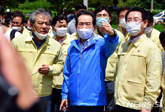 [곡성=뉴시스] 류형근 기자 = 정세균 국무총리가 9일 오후 전남 곡성군 오산면 성덕마을 5명의 인명피해가 발생한 산사태 현장을 둘러보고 있다. 2020.08.09. hgryu77@newsis.com