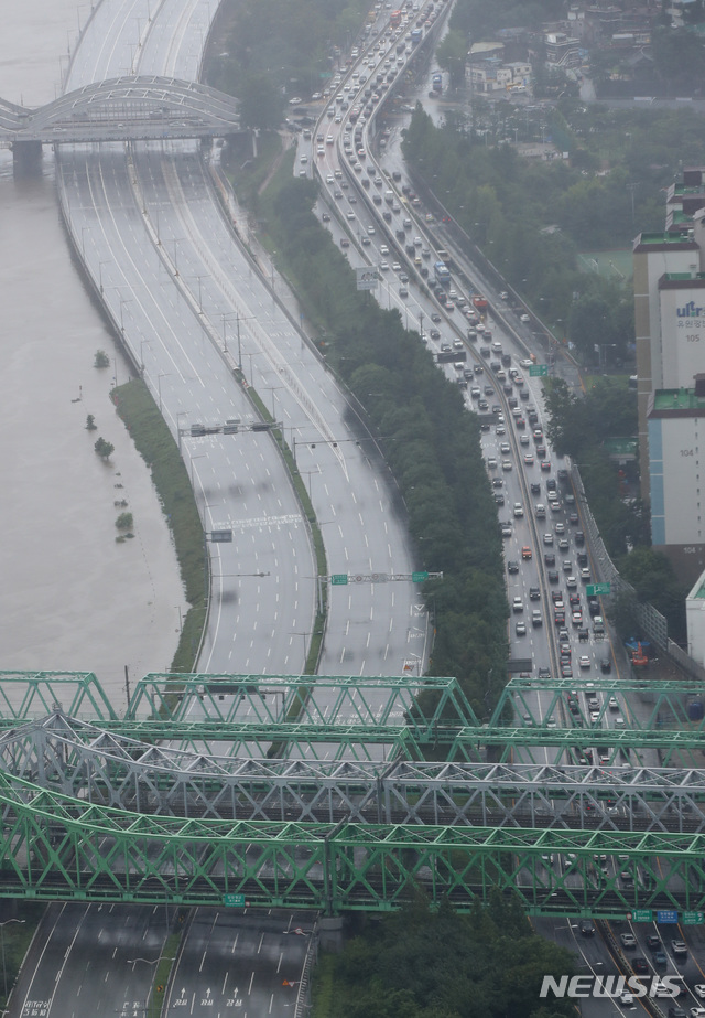 [서울=뉴시스] 조수정 기자 = 계속되는 집중호우로 팔당댐 방류량이 늘면서 9일 오후 1시부터 올림픽대로 일부구간 통제가 시작돼 우회하려는 차량들로 노들길이 정체되고 있다. 2020.08.09.&nbsp; chocrystal@newsis.com 