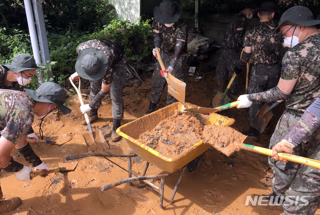 [광주=뉴시스] 류형근 기자 = 육군 제31보병사단 장병들이 9일 오전 광주 광산구 두정동에서 폭우 피해 복구작업을 펼치고 있다. 31사단은 이날 광주 북구 동림동, 전남 광양, 목포, 화순 등 10개지역의 복구작업에 투입됐다. (사진=육군 31사단 제공). 2020.08. photo@newsis.com