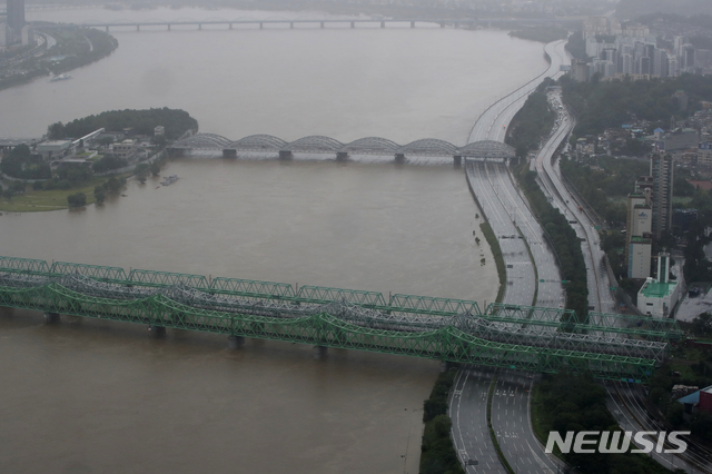 [서울=뉴시스] 조수정 기자 = 팔당댐 방류량이 늘면서 9일 오후부터 올림픽대로와 노들길 등이 통제되고 있다. 2020.08.09. chocrystal@newsis.com