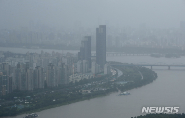 [서울=뉴시스] 조수정 기자 = 팔당댐 방류량이 늘면서 9일 오후 올림픽대로와 노들길 등이 통제되며 우회하는 차량들로 강변북로가 정체되고 있다. 2020.08.09.&nbsp; chocrystal@newsis.com