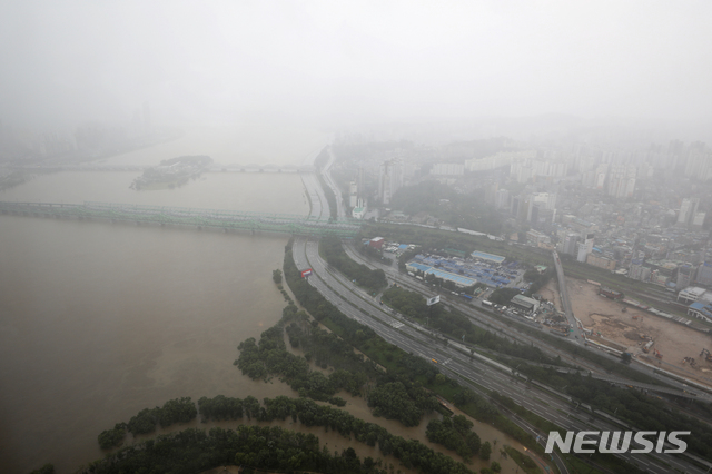 [서울=뉴시스] 조수정 기자 = 팔당댐 방류량이 늘면서 9일 오후부터 올림픽대로와 노들길 등이 통제되고 있다. 2020.08.09.&nbsp; chocrystal@newsis.com