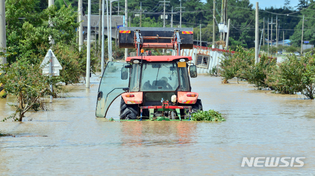 [나주=뉴시스] 변재훈 기자 = 9일 오전 전남 나주시 다시면 가흥리 배수장 인근 농경지가 침수돼있다. 최근 쏟아진 집중호우로 전날 오후 영산강 문평천 제방이 붕괴되면서 다시면 일대 농경지 532㏊가 이틀째 물 속에 잠겨 있다. 2020.08.09.&nbsp; wisdom21@newsis.com