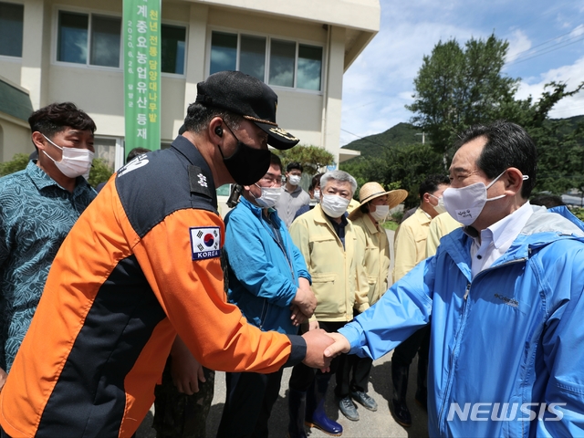 [서울=뉴시스] 고승민 기자 = 정세균 국무총리가 9일 전남 담양군 무정면을 방문, 수해현장을 살피고 있다. (사진=국무총리실 제공) 2020.08.09.photo@newsis.com