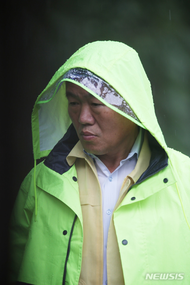 [춘천=뉴시스] 김경목 기자 = 9일 오후 이재수 춘천시장이 비가 많이 내린데다 의암댐 방류량까지 늘어나면서 수색이 일시 중단된 시간에 춘천시 서면 의암댐 근처에서 시름에 잠긴 채 무거운 발걸음을 걷고 있다. 지난 6일 발생한 춘천시 의암호 선박 3척 전복 사고로 3명이 숨지고 2명이 부상당하고 3명이 실종 상태다. 2020.08.09. photo31@newsis.com