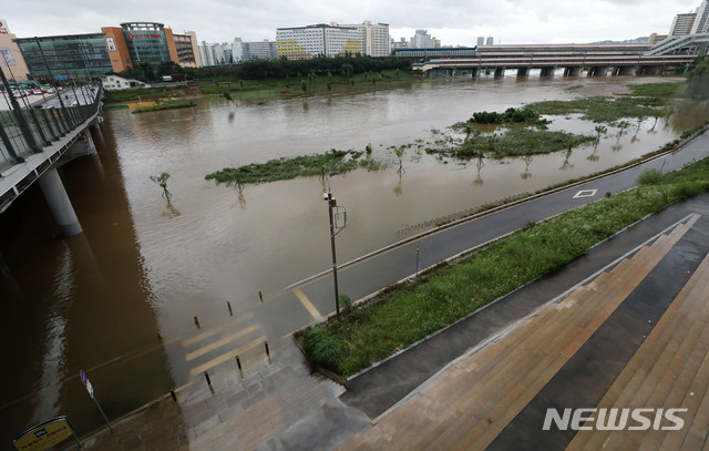 [서울=뉴시스]홍효식 기자 = 폭우로 하천 수위가 오르면서 서울시내 하천 27곳이 통제된 9일 오후 서울 구로구 고척교 일대 안양천 내 도로가 잠겨있다. 2020.08.09. yesphoto@newsis.com