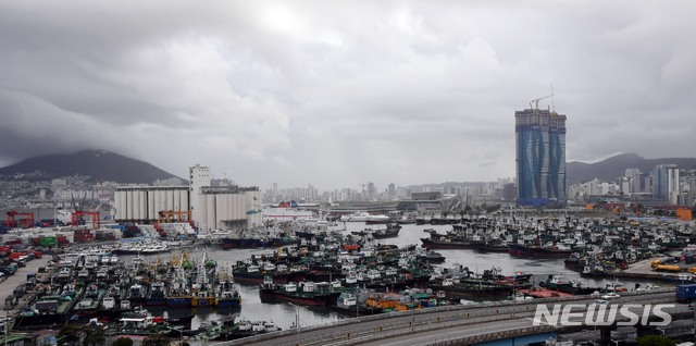 [부산=뉴시스] 하경민 기자 = 제5호 태풍 '장미'가 북상 중인 9일 오후 부산 동구 부산항 5부두에 미리 대피한 선박들이 줄지어 정박하고 있다. 2020.08.09. yulnetphoto@newsis.com