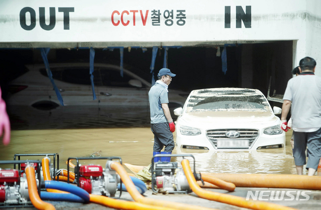 [광주=뉴시스] 신대희 기자 = 9일 집중 호우로 지하주차장 차량 침수 피해를 입은 광주 북구 신안동 모 아파트에서 북구청 직원들이 배수 작업을 하고 있다. (사진 = 광주 북구 제공) 2020.08.09. photo@newsis.com