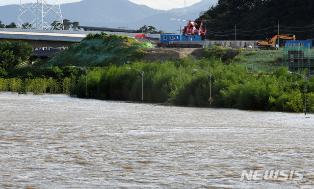 [대구=뉴시스] 이무열 기자 = 대구 달성군 다사읍 금호강 강창교에서 10대로 추정되는 여학생이 강물에 빠져 구조대원과 경찰 등이 9일 오후 현재 수색을 벌이고 있다. 이 여학생은 지인과 함께 강창교를 걷다 강물에 뛰어든 것으로 전해졌으나 폭우에 따른 사고인지, 극단적 선택인지 여부는 구체적으로 확인되지 않고 있다. 2020.08.09.lmy@newsis.com
