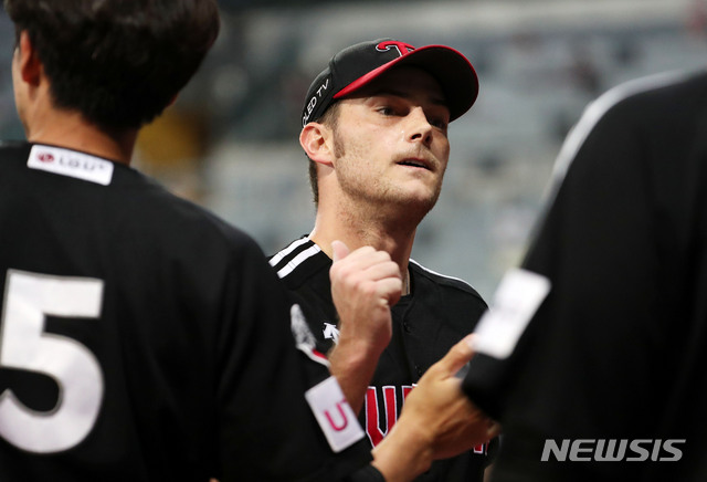 [서울=뉴시스]홍효식 기자 = 9일 오후 서울 구로구 고척스카이돔에서 열린 '2020 신한은행 SOL KBO리그' 키움 히어로즈 대 LG 트윈스의 경기, 5회말 수비를 마친 LG 선발 투수 윌슨이 더그아웃으로 향하고 있다. 2020.08.09. yesphoto@newsis.com