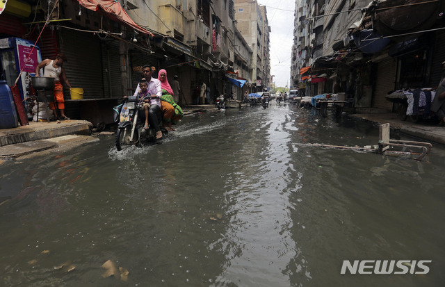 [카라치=AP/뉴시스] 9일 파키스탄 남부 대도시 거리에 몬순 장맛비가 차올라있다 2020. 8. 9. 
