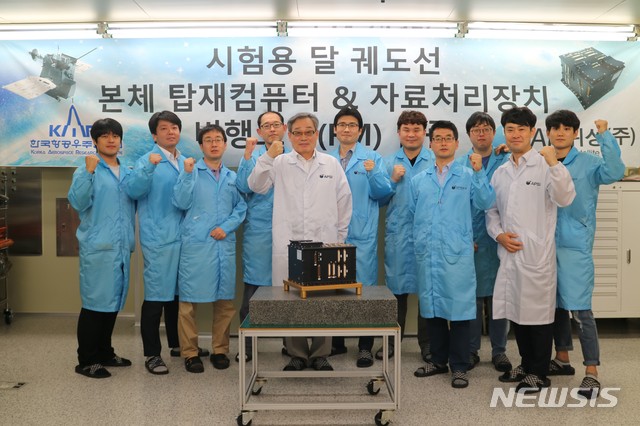 [서울=뉴시스] 탑재컴퓨터 및 탑재자료처리장치(일체형)와 AP위성 임직원들의 모습. (사진제공=AP위성)
