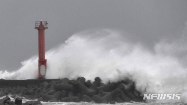 [통영=뉴시스] 신정철 기자= 일본 오키나와 해상에서 발생한 5호 태풍 '장미'가 10일 오전 9시께 경남 통영을 중심으로 한 남해안으로 북상하고 있는 가운데 경남 통영해양경찰서는 지난 9일부터 기상 특보 해제시까지 연안안전사고 위험예보제 '관심'을 발령하고 연안해역 사고 예방활동을 강화하고 있다.(사진=통영해경 제공).2020.08.10.&nbsp; photo@newsis.com