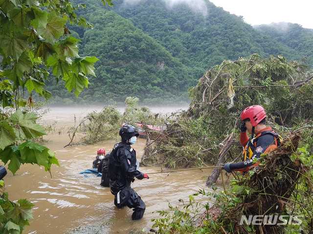 [춘천=뉴시스] 김경목 기자 = 춘천 의암호 배 전복사고 발생 닷새째인 10일 오전 강원도소방본부 특수구조단·환동해특수재난대응단 대원들이 강원 춘천시 서면 덕두원리 삼악산 등선폭포 인근 북한강에서 실종자 1명의 시신을 수습하고 있다. 잔여 실종자 1명이 숨진 채 발견됨에 따라 사망자는 4명으로 늘었고 2명은 실종 상태다. 2명은 지난 6일 구조돼 병원에서 치료를 받고 있다. (사진=강원도소방본부 제공) 2020.08.10.photo＠newsis.com