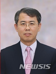 [서울=뉴시스]권순일 대법관 후임으로 제청된 이흥구 부산고법 부장판사. 2020.08.10. (사진=대법원 제공)