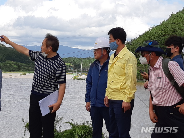 [창녕=뉴시스] 낙동강 합천창녕보 상류 제방 붕괴현장을 찾은 지자체와 환경단체 관계자들. (사진=마창진환경연합 제공). 2020.08.10. photo@newsis.com