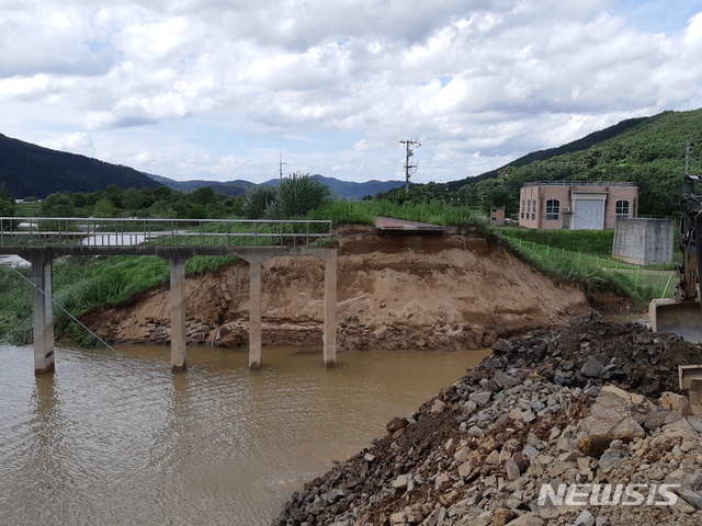 [창녕=뉴시스] 낙동강 합천창녕보 상류 제방이 붕괴된 모습. (사진=마창진환경연합 제공). 2020.08.10. photo@newsis.com