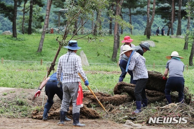 가평 공직자들이 자라섬 수해복구에 나섰다.