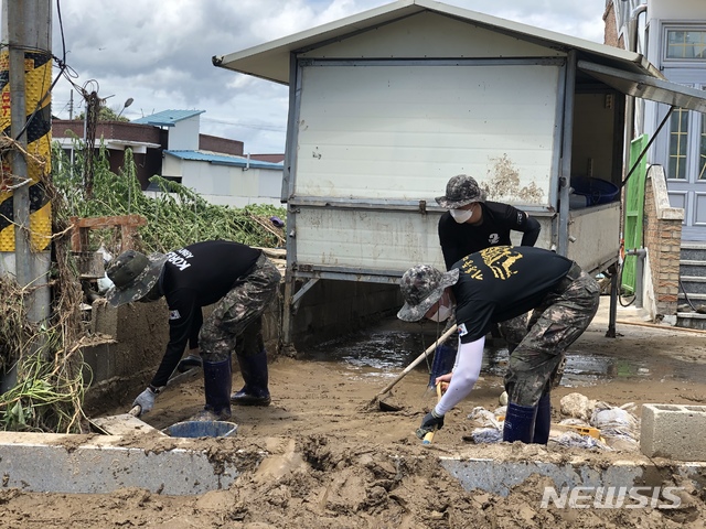 [남원=뉴시스]윤난슬 기자 = 10일 전북 남원시 노암동의 한 수해 피해 주택에 흘러든 토사를 제거하는 35사단 장병들 모습.(사진=육군 35사단 제공) 