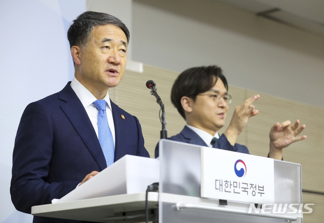 [서울=뉴시스] 박능후 보건복지부 장관이 10일 오후 정부세종청사에서 열린 제2차 기초생활보장 종합계획 브리핑에서 발언하고 있다.(사진=보건복지부 제공) 2020.08.10. photo@newsis.com 