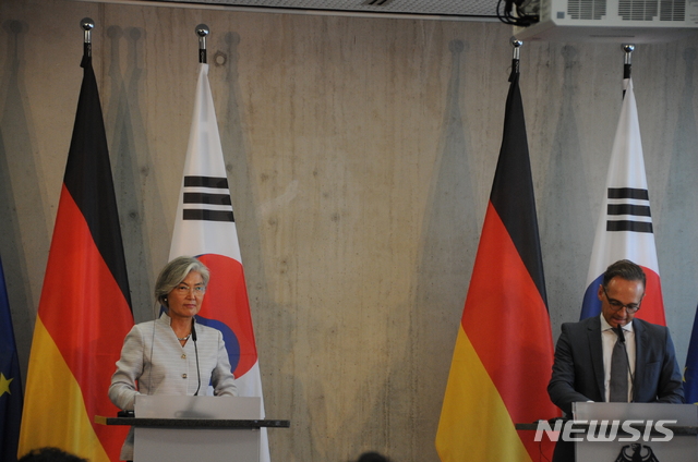 [서울=뉴시스] 강경화 장관은 10일(현지시간) 베를린 독일 외교부 영빈관에서 하이코 마스(Heiko Maas)독일 외교장관과 제2차 한-독 외교장관 전략대화를 가졌다. (사진/외교부 제공) photo@newsis.com 