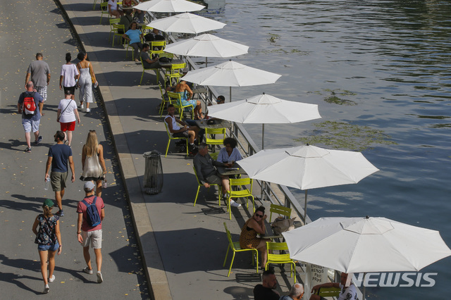 [파리=AP/뉴시스] 지난달 9일 파리 센 강 주변에 시민들이 앉아서 휴식을 취하고 있다. 유럽질병예방통제센터(ECDC)는 8월10일(현지시간) '긴급 위험 평가' 보고서를 발표하고 회원국에 신종 코로나바이러스 감염증(코로나19) 봉쇄령을 부활시킬 것을 촉구했다. 2020.8.11.
