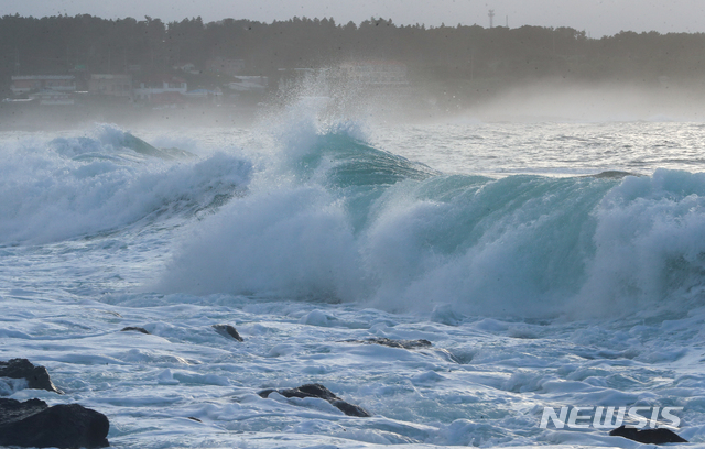 [서귀포=뉴시스]우장호 기자 = 제5호 태풍 장미가 빠르게 북상 중인 10일 오전 제주 서귀포시 남원읍 신흥리 인근 해상에 거친 파도가 몰아치고 있다. 2020.08.10.&nbsp; woo1223@newsis.com 