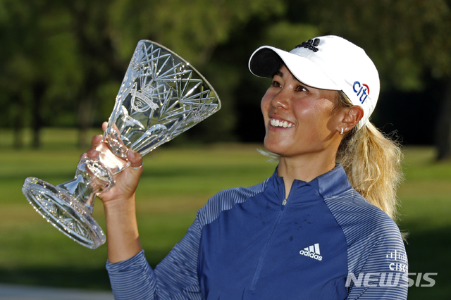[실베이니아=AP/뉴시스]미국 교포 대니엘 강이 9일(현지시간) 미 오하이오주 실베이니아의 하일랜드 메도스 CC에서 막을 내린 미국여자프로골프(LPGA) 투어 마라톤 클래식에서 우승 후 트로피를 들고 포즈를 취하고 있다. 대니엘 강은 최종합계 15언더파 269타를 기록해 17번 홀까지 단독 선두를 지킨 리디아 고에 1타 차 극적 역전승을 거두며 2주 연속 우승을 차지했다. 2020.08.10.