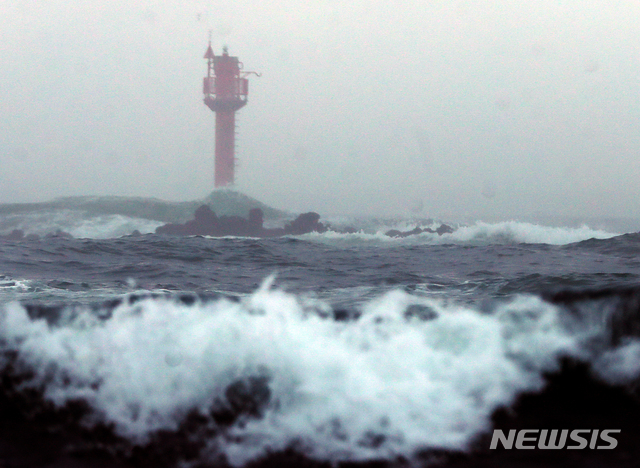 [서귀포=뉴시스]우장호 기자 = 제5호 태풍 장미가 빠르게 북상 중인 10일 오전 제주 서귀포시 남원읍 신흥리 인근 해상에 거친 파도가 몰아치고 있다. 2020.08.10.&nbsp; woo1223@newsis.com