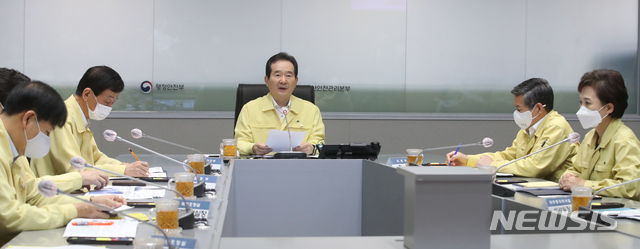 [서울=뉴시스]김명원 기자 = 정세균 국무총리가 10일 서울 종로구 정부서울청사 중앙재난안전상황실에서 열린 집중호우 피해 및 대처상황 점검 회의에 참석해 발언하고 있다. 2020.08.10. photo@newsis.com