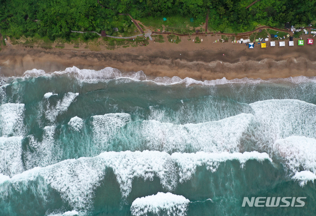 [서귀포=뉴시스]우장호 기자 = 제5호 태풍 '장미'가 빠르게 북상 중인 10일 오전 제주 서귀포시 중문동 색달해수욕장 해상에 커다란 파도가 만든 하얀 포말이 가득하다. 2020.08.10. woo1223@newsis.com