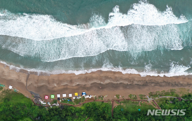 [서귀포=뉴시스]우장호 기자 = 제5호 태풍 '장미'가 빠르게 북상 중인 10일 오전 제주 서귀포시 중문동 색달해수욕장 해상에 커다란 파도가 만든 하얀 포말이 가득하다. 2020.08.10.&nbsp; woo1223@newsis.com