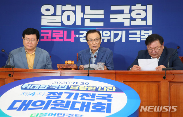 [서울=뉴시스] 장세영 기자 = 이해찬 더불어민주당 대표가 10일 서울 여의도 국회에서 열린 더불어민주당 최고위원회의에 참석해 현안관련 발언을 하고 있다. 2020.08.10. photothink@newsis.com