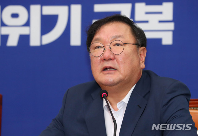 [서울=뉴시스] 장세영 기자 = 김태년 더불어민주당 원내대표가 10일 서울 여의도 국회에서 열린 더불어민주당 최고위원회의에 참석해 현안관련 발언을 하고 있다. 2020.08.10. photothink@newsis.com