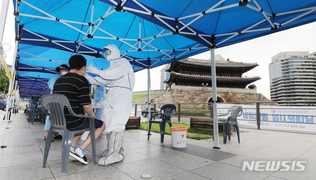 [서울=뉴시스]김병문 기자 = 10일 서울시와 중구에 따르면 남대문시장 케네디 상가에서 상인 8명이 코로나19에 감염됐다. 사진은 이날 오전 서울 중구 남대문시장 인근에 차려진 선별진료소 모습. 2020.08.10. dadazon@newsis.com