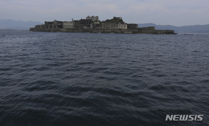[나가사키=AP/뉴시스]일명 군함도로 불리는 일본 남부 나가사키 현에 위치한 하시마(端島). 하시마는 일본 역사의 어두운 면을 보여주는 장소로, 수십만 명의 사람들이 한반도와 다른 아시아 국가에서 강제 징용돼 벌목, 광산, 농장, 공장에서 일하도록 끌려온 곳 중 하나였다. 2022.12.02.