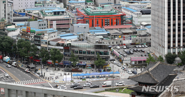 [서울=뉴시스]김병문 기자 = 남대문시장 케네디 상가에서 상인 8명이 신종 코로나바이러스 감염증(코로나19) 확진판정을 받은 가운데 10일 오전 서울 중구 남대문시장 인근에 선별진료소가 마련돼 있다. 2020.08.10. dadazon@newsis.com