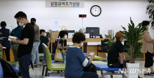 [서울=뉴시스] 박주성 기자 = 신종 코로나바이러스 감염증(코로나19) 확산에 따른 고용 충격으로 지난달 구직급여 지급액이 1조1885억원으로 또다시 역대 최대치를 기록했다. 월별 구직급여 지급액은 지난해만 해도 6000억~7000억원대를 오갔지만 올해 2월 7800억여원에서 5월 1조원 규모로 치솟더니 6개월째 최대 기록을 경신하고 있다. 사진은 10일 오전 서울 중구 서울고용복지플러스센터 실업급여 상담 창구 앞 모습. 2020.08.10.&nbsp; park7691@newsis.com