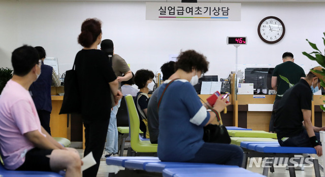 [서울=뉴시스] 박주성 기자 = 신종 코로나바이러스 감염증(코로나19) 확산에 따른 고용 충격으로 지난달 구직급여 지급액이 1조1885억원으로 또다시 역대 최대치를 기록했다. 월별 구직급여 지급액은 지난해만 해도 6000억~7000억원대를 오갔지만 올해 2월 7800억여원에서 5월 1조원 규모로 치솟더니 6개월째 최대 기록을 경신하고 있다. 사진은 10일 오전 서울 중구 서울고용복지플러스센터 실업급여 상담 창구 앞 모습. 2020.08.10.  park7691@newsis.com