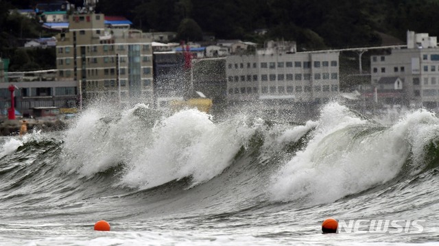 [부산=뉴시스] 하경민 기자 = 제5호 태풍 '장미'가 북상함에 따라 부산지역에 태풍주의보가 발효된 10일 오후 해운대해수욕장에 거센 파도가 몰아치고 있다. 2020.08.10.&nbsp; yulnetphoto@newsis.com