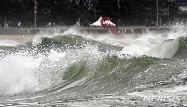 [부산=뉴시스] 하경민 기자 = 제5호 태풍 '장미'가 북상함에 따라 부산지역에 태풍주의보가 발효된 10일 오후 해운대해수욕장에 거센 파도가 몰아치고 있다. 2020.08.10.&nbsp; yulnetphoto@newsis.com