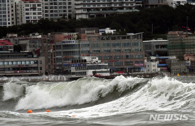 [부산=뉴시스] 하경민 기자 = 제5호 태풍 '장미'가 북상함에 따라 부산지역에 태풍주의보가 발효된 10일 오후 해운대해수욕장에 거센 파도가 몰아치고 있다. 2020.08.10.&nbsp; yulnetphoto@newsis.com