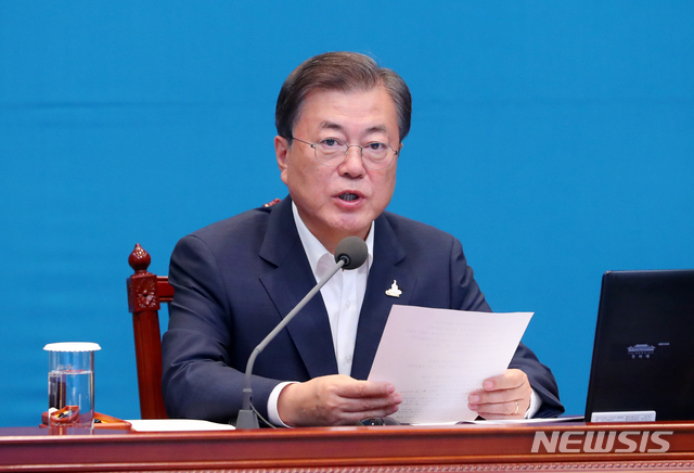 [서울=뉴시스]배훈식 기자 = 문재인 대통령이 10일 청와대 여민관에서 열린 수석 보좌관 회의에 참석해 발언하고 있다. 2020.08.10.&nbsp; dahora83@newsis.com
