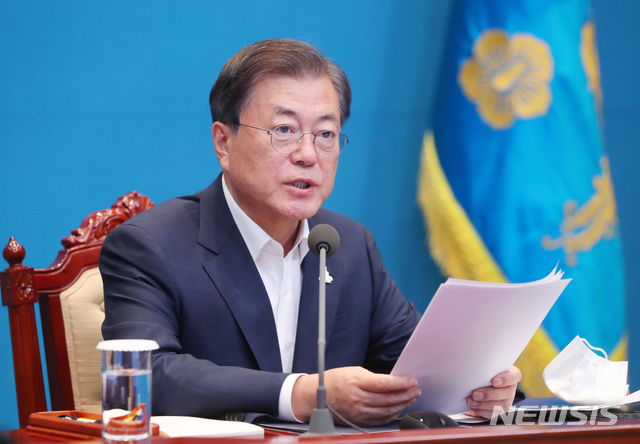 [서울=뉴시스]배훈식 기자 = 문재인 대통령이 10일 청와대 여민관에서 열린 수석 보좌관 회의에 참석해 발언하고 있다. 2020.08.10.&nbsp; dahora83@newsis.com