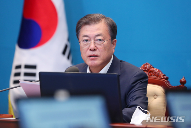 [서울=뉴시스]배훈식 기자 = 문재인 대통령이 10일 청와대 여민관에서 열린 수석 보좌관 회의에 참석해 발언하고 있다. 2020.08.10.&nbsp; dahora83@newsis.com