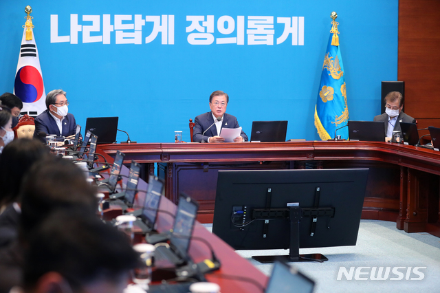 [서울=뉴시스]배훈식 기자 = 문재인 대통령이 10일 청와대 여민관에서 열린 수석 보좌관 회의를 주재하고 있다. 2020.08.10. dahora83@newsis.com