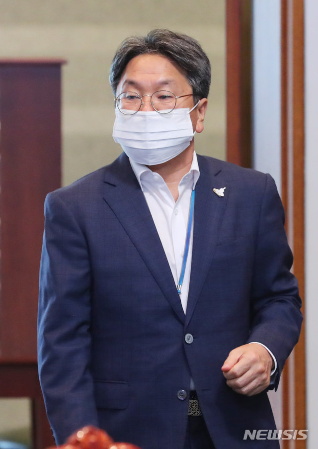 [서울=뉴시스]배훈식 기자 = 노영민 대통령 비서실장과 함께 사의를 표명한 강기정 정무수석이 10일 청와대 여민관에서 열린 수석 보좌관 회의에 참석하고 있다. 2020.08.10.&nbsp; dahora83@newsis.com