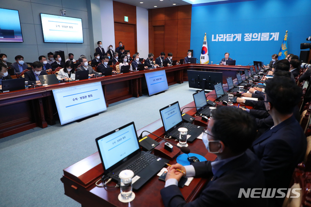 [서울=뉴시스]배훈식 기자 = 문재인 대통령이 10일 청와대 여민관에서 열린 수석 보좌관 회의를 주재하고 있다. 2020.08.10.  dahora83@newsis.com