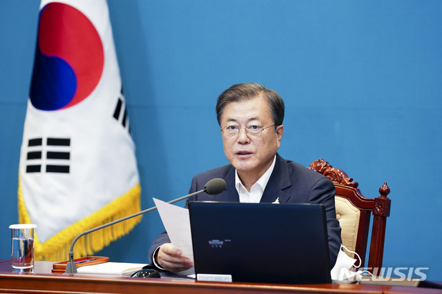 [서울=뉴시스]배훈식 기자 = 문재인 대통령이 10일 청와대 여민관에서 열린 수석 보좌관 회의에 참석해 발언하고 있다. 2020.08.10.  dahora83@newsis.com